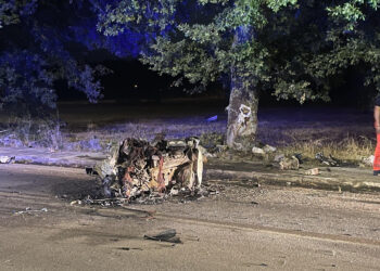 Auto si spezza in due e prende fuoco. Grave un giovane a Sassano