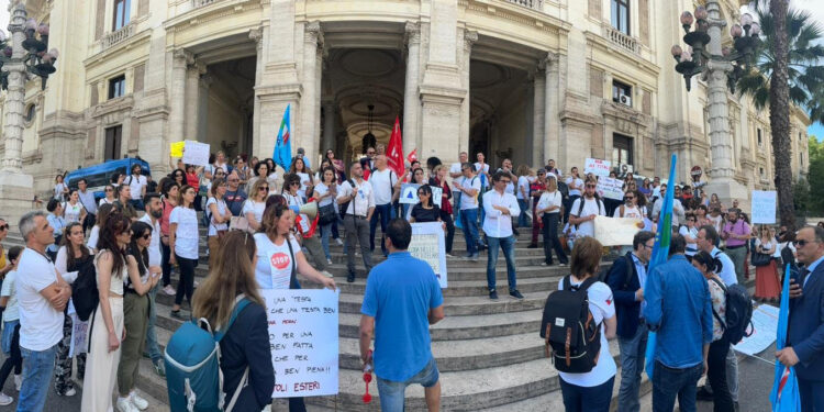 La protesta degli insegnanti di sostegno contro i provvedimenti del ministro Valditara
