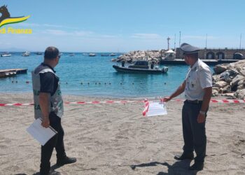 Controlli negli stabilimenti balneari salernitani: sequestrate 15 aree demaniali