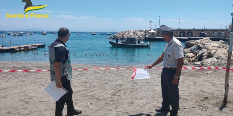 Controlli negli stabilimenti balneari salernitani: sequestrate 15 aree demaniali