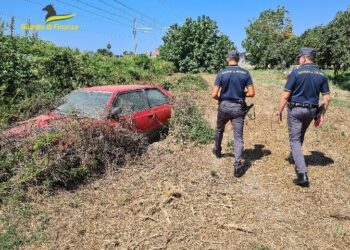 Angri: la Guardia di Finanza  scopre una discarica abusiva di auto e altri rifiuti speciali