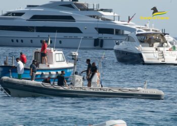 Rimossi gavitelli e boe abusive a Capri: operazione della Guardia Costiera e Finanza