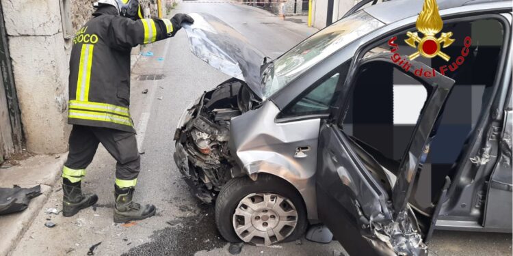 Sbatte contro il muro con l’auto e muore a Nocera
