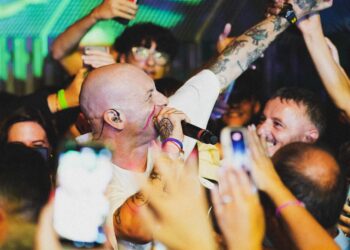 Clementino infiamma la piazza di Varco Notar Ercole a Sassano con il suo esplosivo concerto