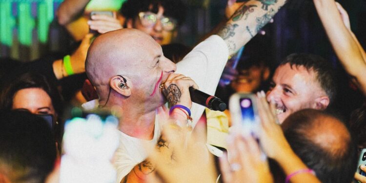 Clementino infiamma la piazza di Varco Notar Ercole a Sassano con il suo esplosivo concerto