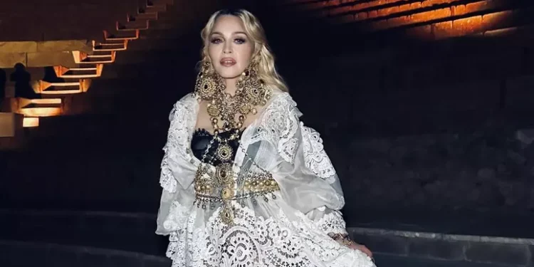 Arte e solidarietà nel viaggio in Campania di Madonna