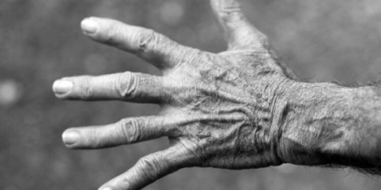 Schiaffi e calci agli anziani in una casa albergo del Beneventano: 4 indagati