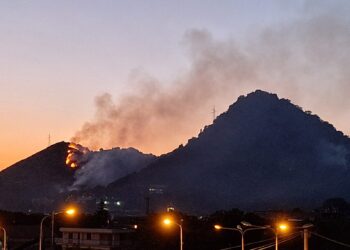 Brucia il Monte Solano: Cava e Nocera Superiore senza energia elettrica per ore 