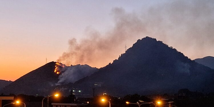 Brucia il Monte Solano: Cava e Nocera Superiore senza energia elettrica per ore 