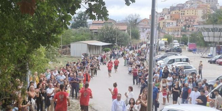 Francesco Perretta vince la storica corsa a piedi nudi in montagna a Salvitelle