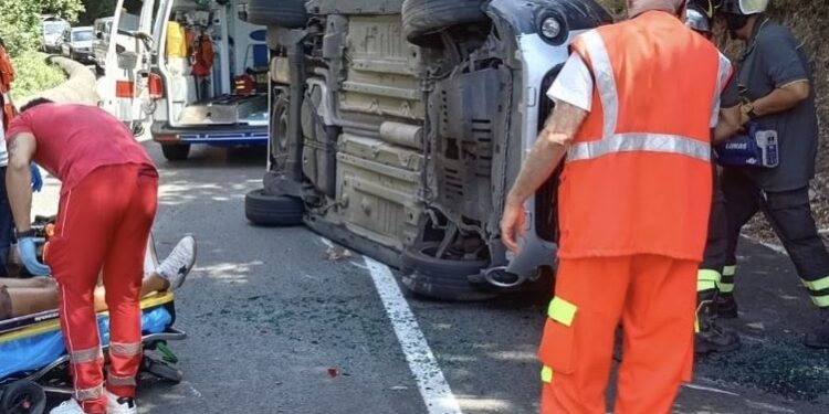 Incidente stradale sulla Costiera Amalfitana coinvolge un centauro. Traffico in tilt a Capo d’Orso