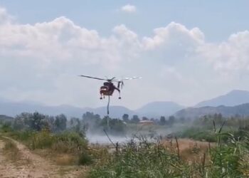 Per spegnere l’incendio di Sala Consilina arriva l’elicottero più potente d’Italia
