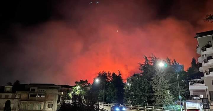 Incendi in Basilicata: maxi rogo tra Rionero e Barile. Evacuate 5 famiglie