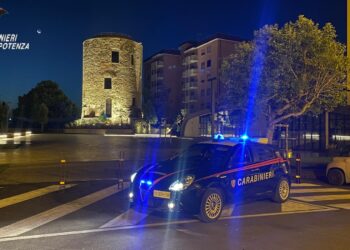 Minacce e violenze nei confronti della moglie davanti ai figli: arrestato un uomo a Potenza