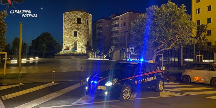 Minacce e violenze nei confronti della moglie davanti ai figli: arrestato un uomo a Potenza