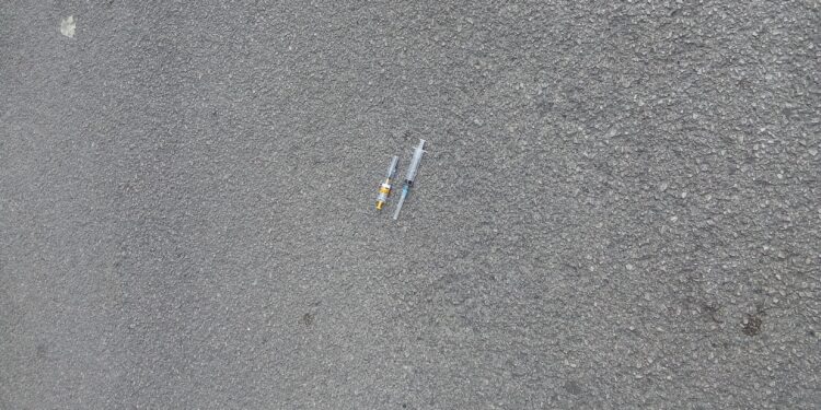 Siringhe per strada in pieno centro a Sala Consilina