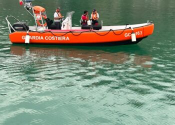 Salvataggio in mare lungo il litorale di Santa Maria di Castellabate: uomo in canoa non riesce a raggiungere la costa