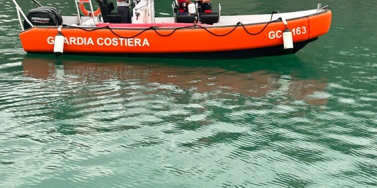 Salvataggio in mare lungo il litorale di Santa Maria di Castellabate: uomo in canoa non riesce a raggiungere la costa