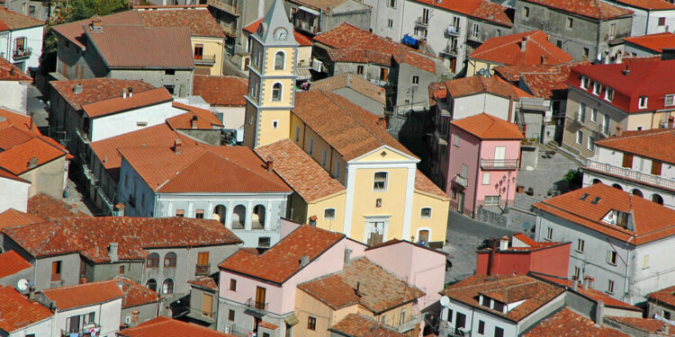 Messaggi minatori indirizzati al parroco di San Severino Lucano: la solidarietà di Libera