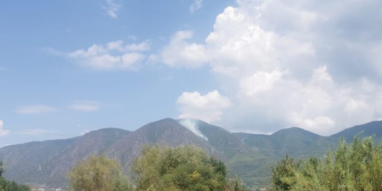 Continua l’incendio sulla montagna a Sala Consilina, il vento e la zona impervia rendono difficile le operazioni di spegnimento
