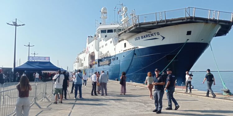 Al porto di Salerno arriva la Geo Barents, con 191 migranti salvati nel Mediterraneo