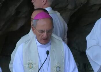 Il vescovo della Diocesi di Teggiano-Policastro a Lourdes per la recita del Rosario