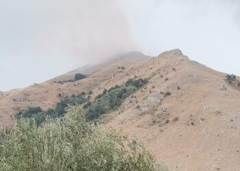 Incendio in montagna a Teggiano dopo una scarica di fulmini. In corso le operazioni di spegnimento