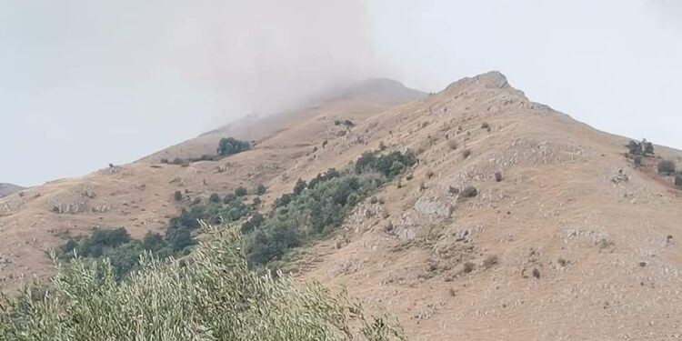 Incendio in montagna a Teggiano dopo una scarica di fulmini. In corso le operazioni di spegnimento