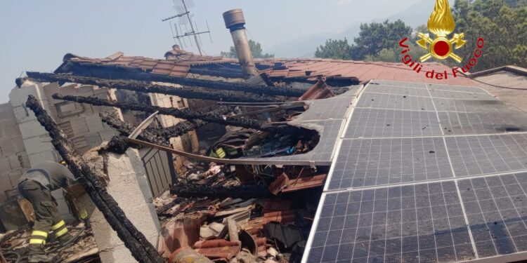 Paura a Pontecagnano: un incendio distrugge il tetto e l’impianto fotovoltaico di una casa