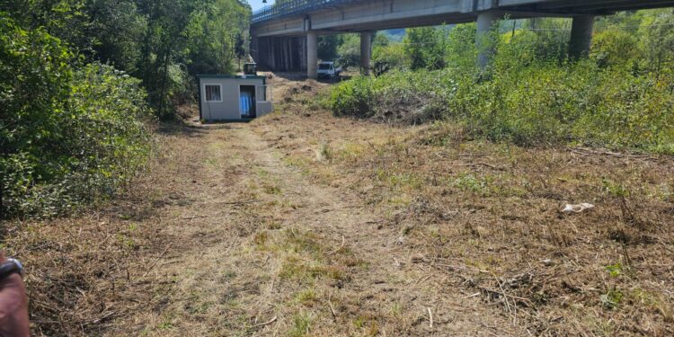 Cade da tre metri in un cantiere sotto un viadotto a Casalbuono, grave operaio