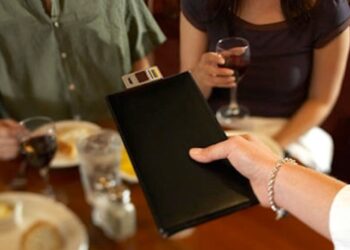 Cenano in un ristorante di Eboli e vanno via senza pagare: denunciato un uomo