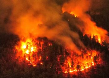 Incendio di Sala Consilina: la lunga notte di paura. Le fiamme lambiscono le abitazioni