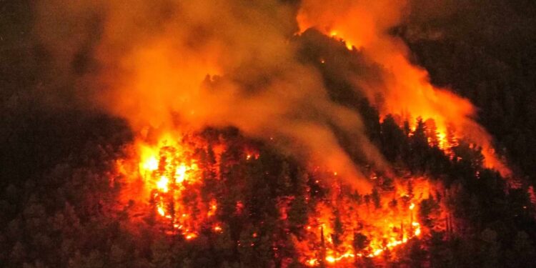 Incendio di Sala Consilina: la lunga notte di paura. Le fiamme lambiscono le abitazioni