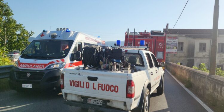 Auto perde il controllo e finisce nel dirupo del fiume Tanagro a Silla di Sassano