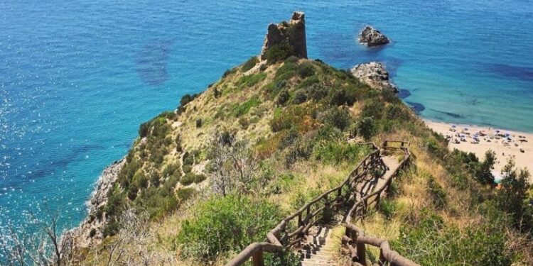 Ascea, accusa un malore mentre percorre il Sentiero degli innamorati: soccorsa una turista