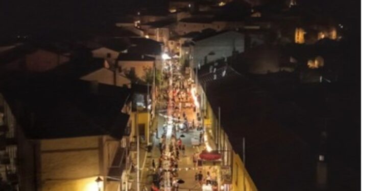 Una tavolata di 700 persone ad Atena Lucana nel nome della comunità