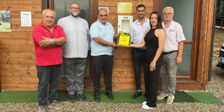 Gli imprenditori Conte e Sacco donano un defibrillatore alla comunità di Postiglione