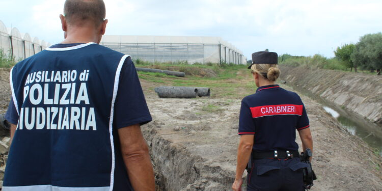 Smaltimento illecito di rifiuti e violazioni edilizie: nei guai imprenditore agricolo a Capaccio