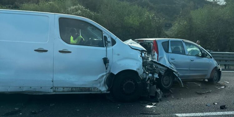 Scontro tra camion, furgone ed un’auto sull’A2 a Contursi: traffico rallentato