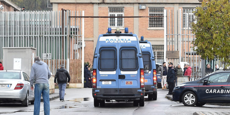 Rissa tra detenute nel carcere di Salerno: ferite due agenti penitenziarie