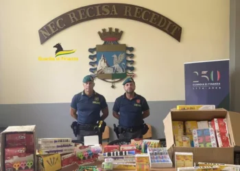 Maxi sequestro nel napoletano di articoli scolastici contraffatti