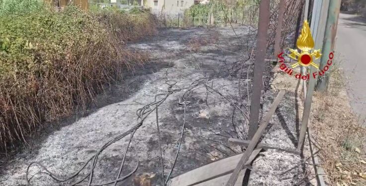 Discarica abusiva in fiamme a Giovi, i vigili del fuoco salvano le case
