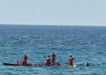 Imbarcazione con 9 persone a bordo affonda ad Acciaroli: tutti salvi grazie ad un militare della Guardia Costiera fuori servizi e ai  bagnini