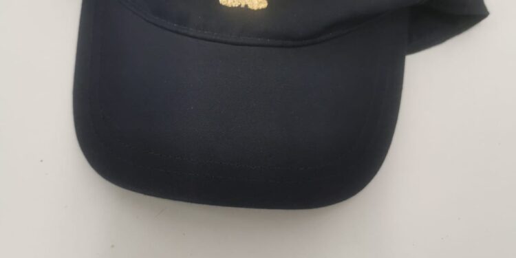 Parcheggiatore abusivo minaccia automobilista con un coltello