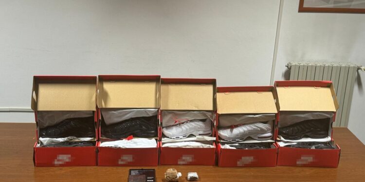 Controlli dei Carabinieri di Viggiano: sequestrata droga e merce contraffatta