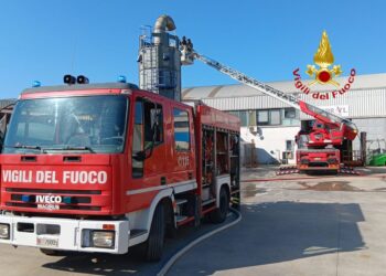 In fiamme un silo contenente materiale di falegnameria a Battipaglia