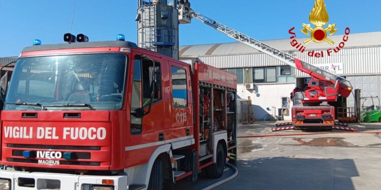 In fiamme un silo contenente materiale di falegnameria a Battipaglia