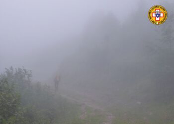 Vanno alla ricerca di funghi e si perdono nella nebbia. Due giovani salvati dal Soccorso Alpino