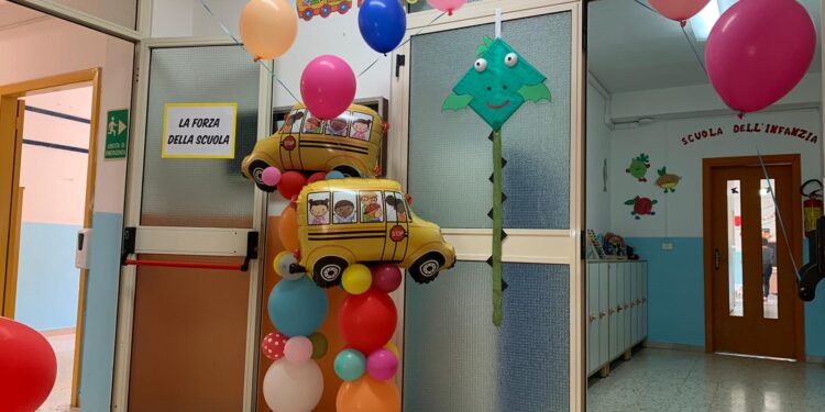 Resta aperta la scuola dell’infanzia di Teggiano. Festa grande alla prima campanella