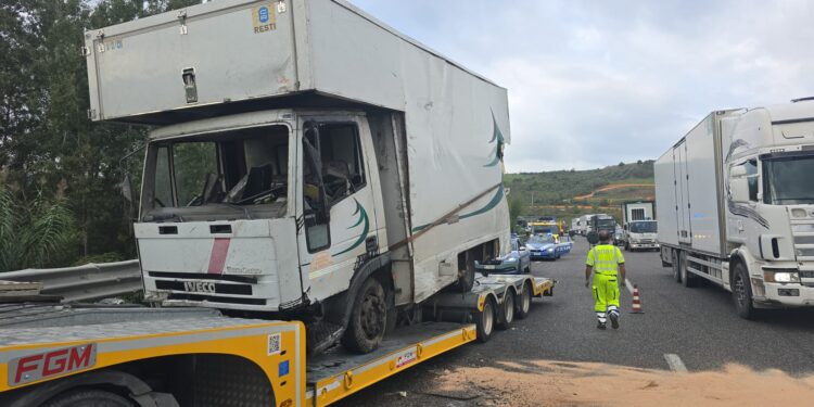 Incidente sull’A2 a Contursi: scontro tra due camion, un ferito e traffico in tilt